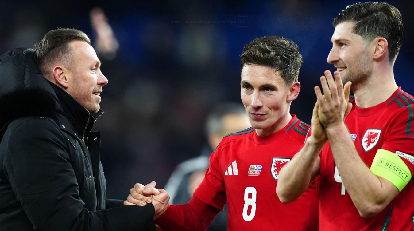 Craig Bellamy manajer Timnas Wales bersama para pemainnya