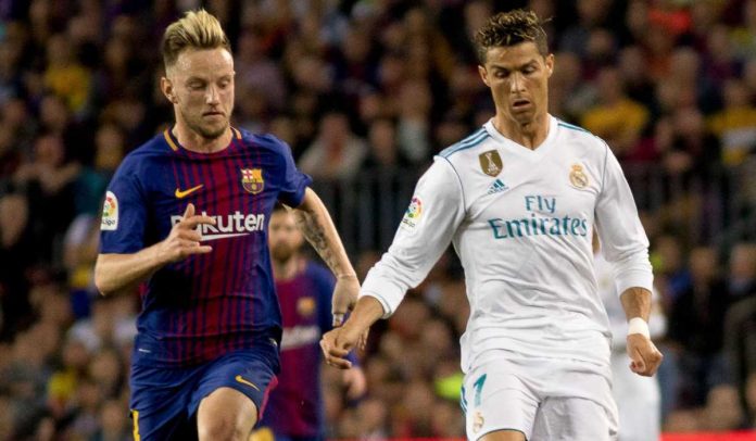 Cristiano Ronaldo berduel dengan Ivan Rakitic di laga Barcelona vs Real Madrid pada 2016