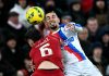 Daniel Munoz (Crystal Palace) berduel dengan Milos Kerkez (Liverpool)