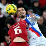Daniel Munoz (Crystal Palace) berduel dengan Milos Kerkez (Liverpool)