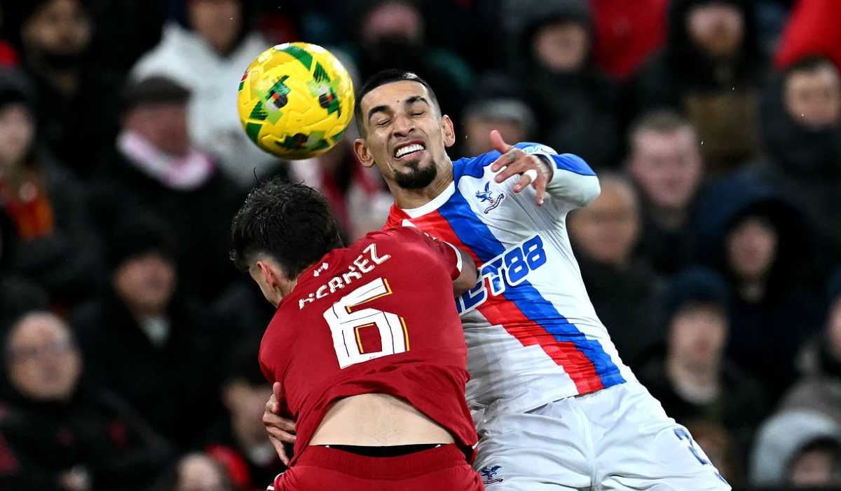 Daniel Munoz (Crystal Palace) berduel dengan Milos Kerkez (Liverpool) Daniel Munoz (Crystal Palace) berduel dengan Milos Kerkez (Liverpool)