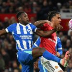 Danny Welbeck berebut bola dengan Leny Yoro