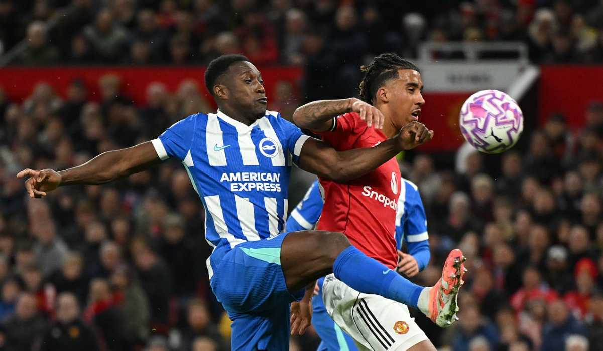 Danny Welbeck berebut bola dengan Leny Yoro Danny Welbeck berebut bola dengan Leny Yoro