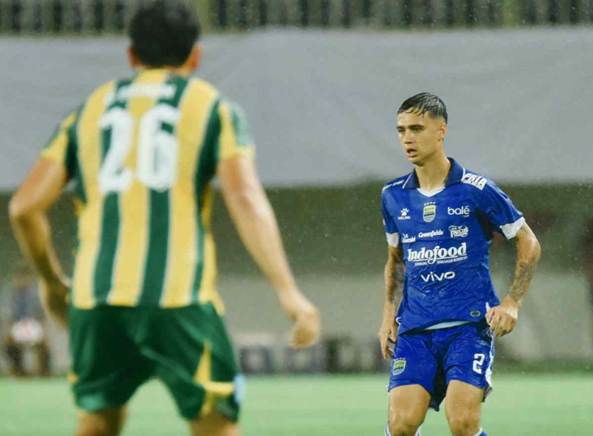 Eliano Reijnders dalam Aksinya di Laga PSBS Biak vs Persib Bandung Eliano Reijnders dalam Aksinya di Laga PSBS Biak vs Persib Bandung