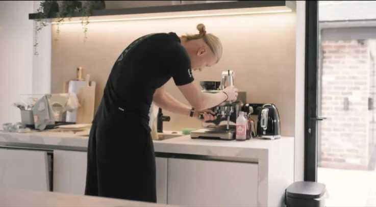Erling Haaland memulai paginya dengan minum kopi