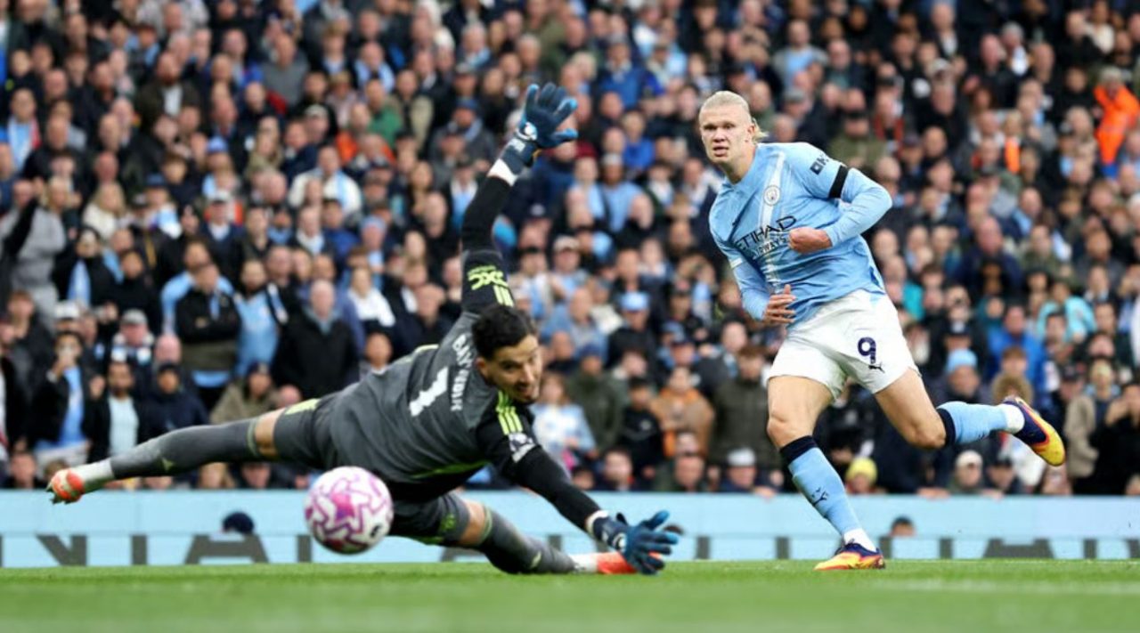 Erling Haaland saat mencetak gol ke gawang Manchester United