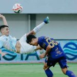 Hasil Persita Tangerang vs PSIM Yogyakarta 4-0: Pendekar Cisadane Bayangi Pemuncak Klasemen Ezequiel Vidal Saat Berusaha Mencetak Gol Penyama Kedudukan untuk PSM di Kandang Persita