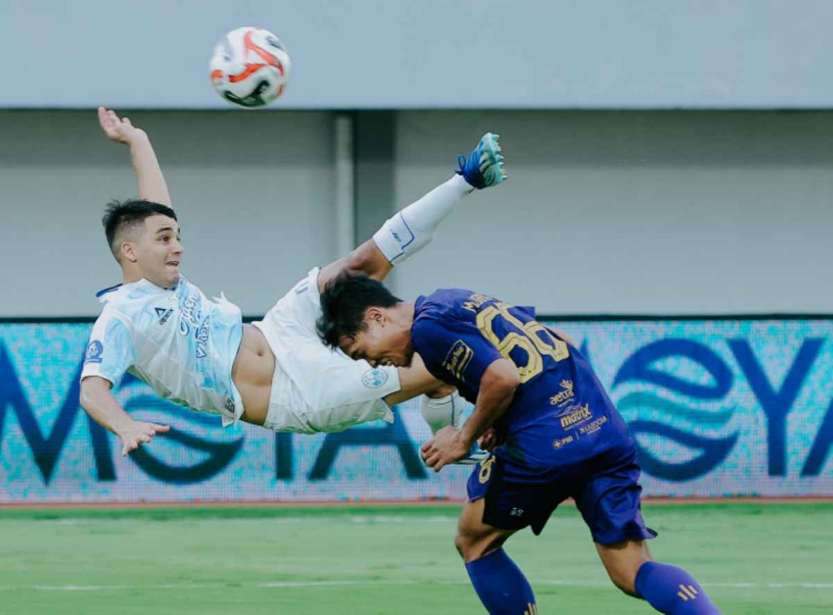 Ezequiel Vidal Saat Berusaha Mencetak Gol Penyama Kedudukan untuk PSM di Kandang Persita Ezequiel Vidal Saat Berusaha Mencetak Gol Penyama Kedudukan untuk PSM di Kandang Persita