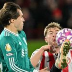 Federico Chiesa Bongkar Keheningan Ruang Ganti Liverpool Usai Kekalahan dari The Bees Federico Chiesa berduel memperebutkan bola di laga Brentford vs Liverpool