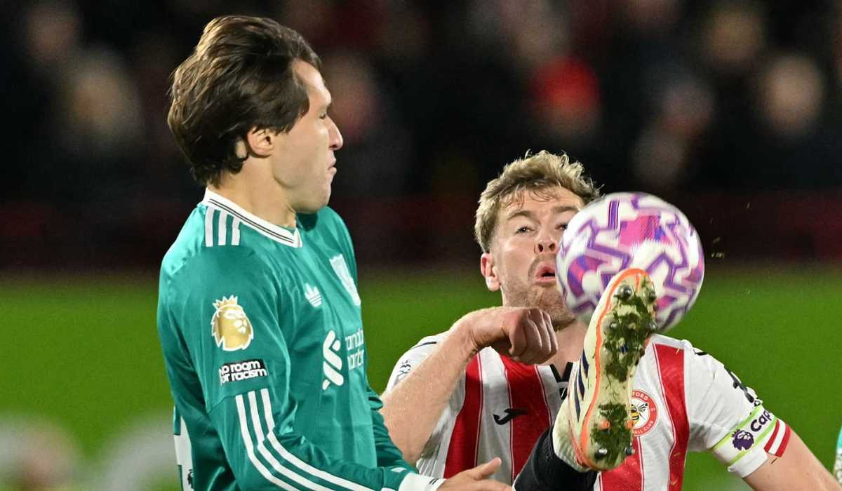 Federico Chiesa berduel memperebutkan bola di laga Brentford vs Liverpool Federico Chiesa berduel memperebutkan bola di laga Brentford vs Liverpool
