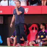 Hansi Flick di pinggir lapangan laga Barcelona di kandang Sevilla