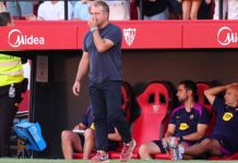 Hansi Flick di pinggir lapangan laga Barcelona di kandang Sevilla