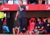 Hansi Flick di pinggir lapangan laga Barcelona di kandang Sevilla