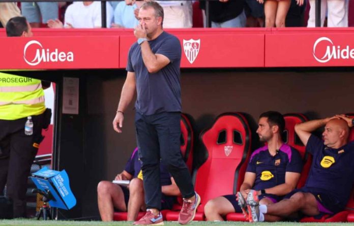 Hansi Flick di pinggir lapangan laga Barcelona di kandang Sevilla