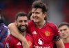 Harry Maguire memeluk Bruno Fernandes usai laga Manchester United vs Sunderland