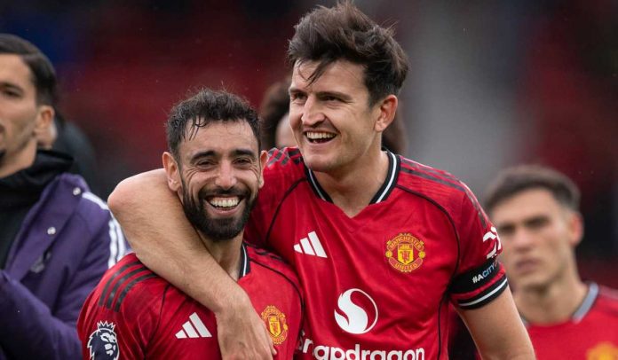 Harry Maguire memeluk Bruno Fernandes usai laga Manchester United vs Sunderland