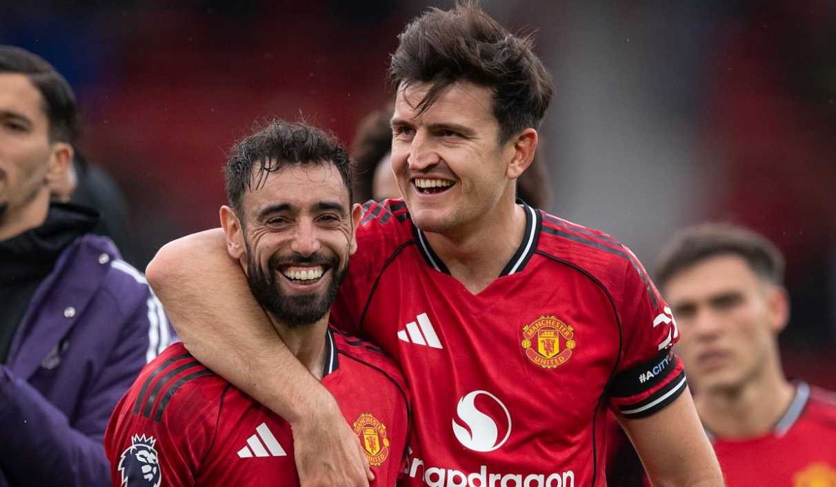 Harry Maguire memeluk Bruno Fernandes usai laga Manchester United vs Sunderland