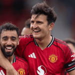 Harry Maguire memeluk Bruno Fernandes usai laga kontra Sunderland (1)