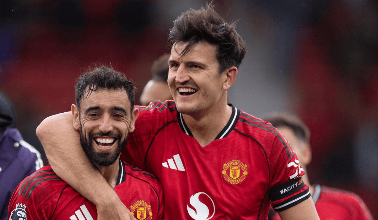 Harry Maguire memeluk Bruno Fernandes usai laga kontra Sunderland (1) Harry Maguire memeluk Bruno Fernandes usai laga kontra Sunderland (1)
