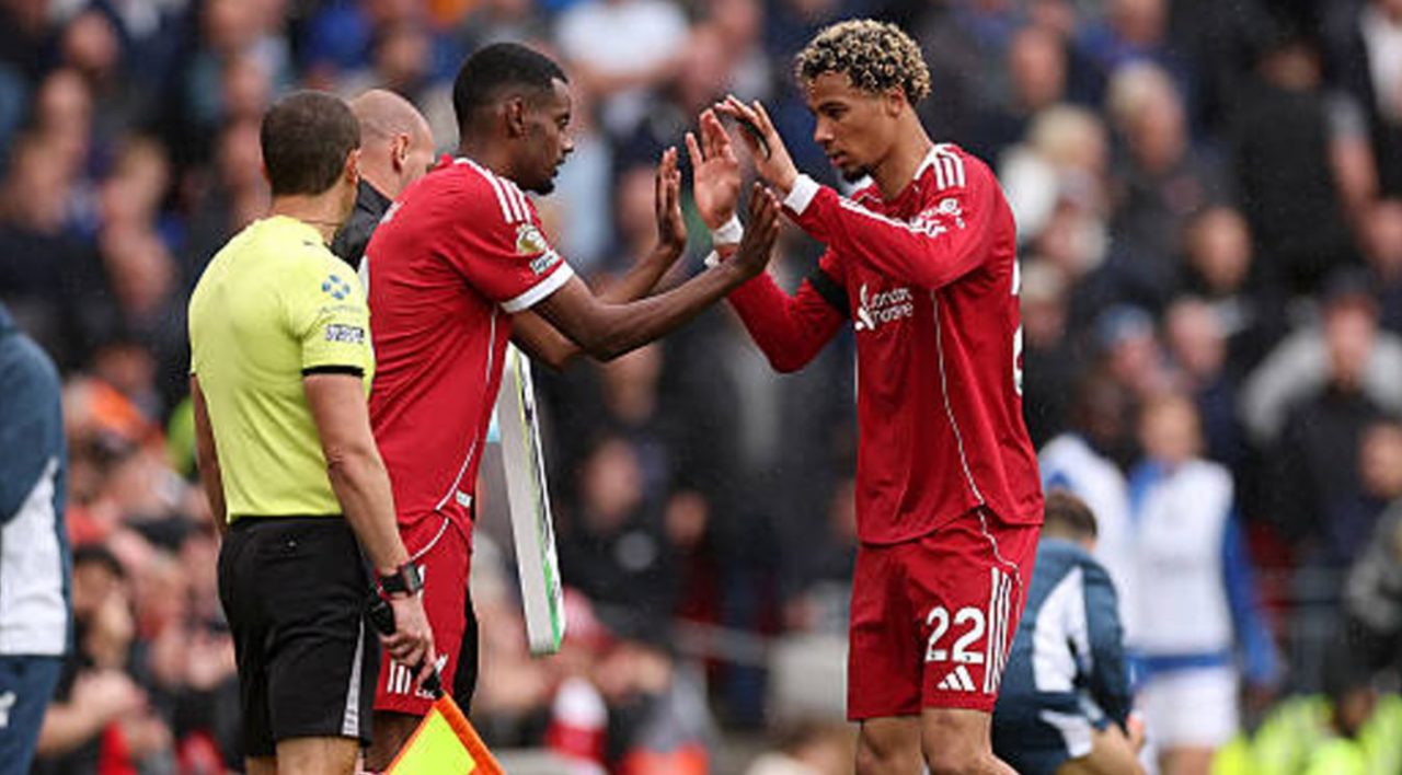 Hugo Ekitike dan Alexander Isak pemain Liverpool