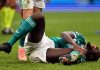 Ibrahima Konate terkapar di atas lapangan sambil memegang lututnya
