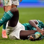 Ibrahima Konate terkapar di atas lapangan sambil memegang lututnya