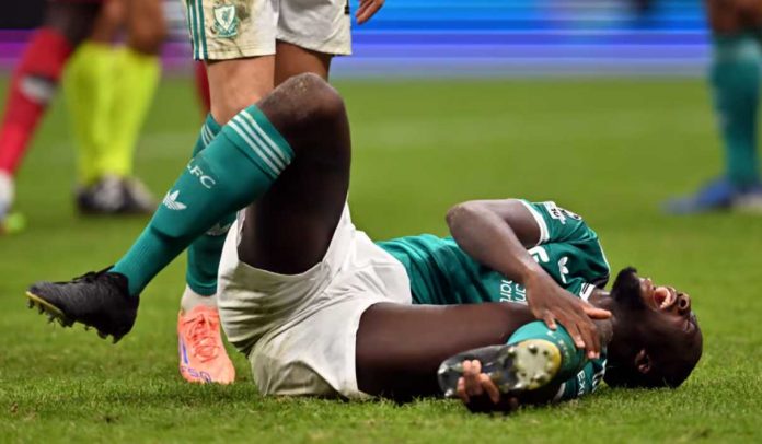 Ibrahima Konate terkapar di atas lapangan sambil memegang lututnya