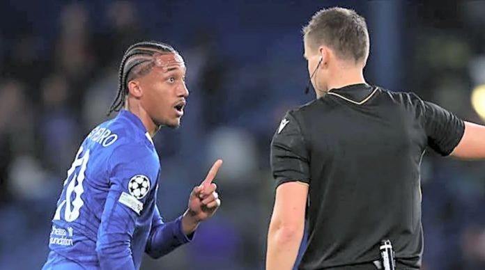 Joao Peddro saat menerima kartu merah di Liga Champions