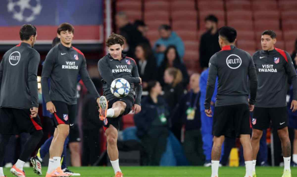 Julian Alvarez dalam sebuah sesi pemanasan Atletico Madrid