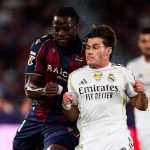 Karl Etta Eyong berduel dengan Fran Garcia