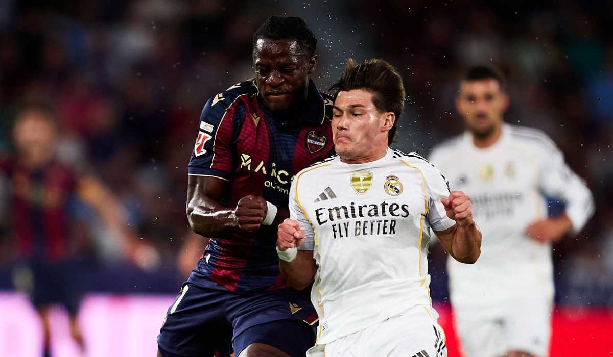 Karl Etta Eyong berduel dengan Fran Garcia Karl Etta Eyong berduel dengan Fran Garcia