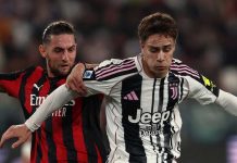 Kenan Yildiz berusaha mempertahankan bola dari Adrien Rabiot
