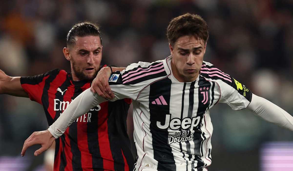 Kenan Yildiz berusaha mempertahankan bola dari Adrien Rabiot