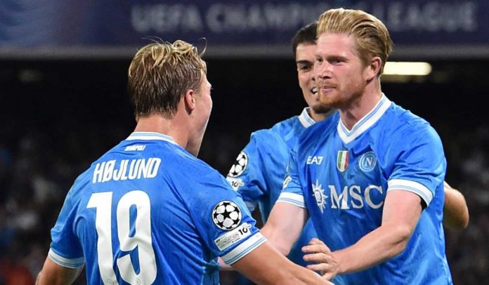 Kevin de Bruyne merayakan gol Rasmus Hojlund