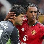 Leny Yoro memeluk Senne Lammens di laga Manchester United vs Sunderland