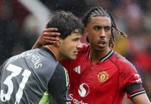 Leny Yoro memeluk Senne Lammens di laga Manchester United vs Sunderland