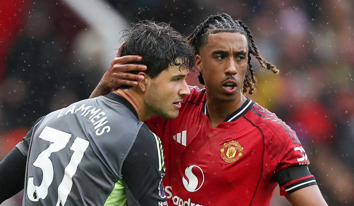 Leny Yoro memeluk Senne Lammens di laga Manchester United vs Sunderland Leny Yoro memeluk Senne Lammens di laga Manchester United vs Sunderland