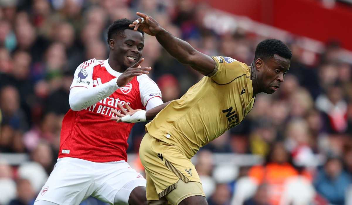 Marc Guehi mempertahankan bola dari gangguan Bukayo Saka Marc Guehi mempertahankan bola dari gangguan Bukayo Saka
