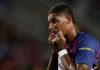Marcus Rashford mengigit jerseynya selama laga Barcelona vs PSG