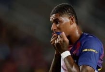 Marcus Rashford mengigit jerseynya selama laga Barcelona vs PSG