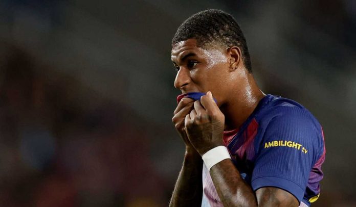 Marcus Rashford mengigit jerseynya selama laga Barcelona vs PSG