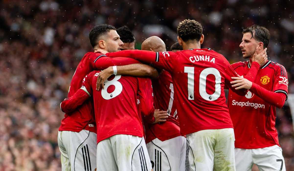 Mason Mount ikut merayakan gol bersama rekan-rekannya di Manchester United
