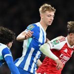 Max Dowman berusaha menghindari kejaran dua pemain Brighton