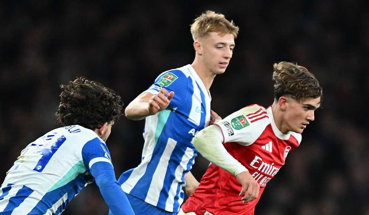 Max Dowman berusaha menghindari kejaran dua pemain Brighton Max Dowman berusaha menghindari kejaran dua pemain Brighton