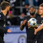Micky van de Ven merayakan gol bersama Rodrygo Bentancur