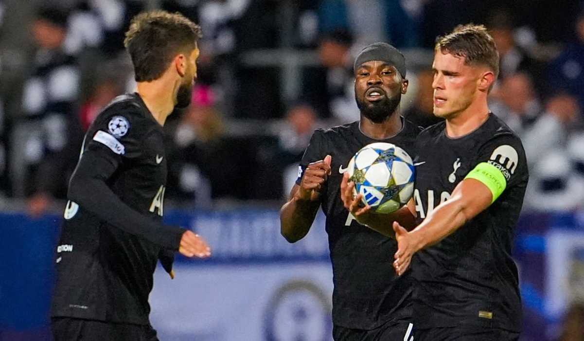 Micky van de Ven merayakan gol bersama Rodrygo Bentancur