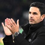 Mikel Arteta tepuk tangan ke fans usai laga Fulham vs Arsenal