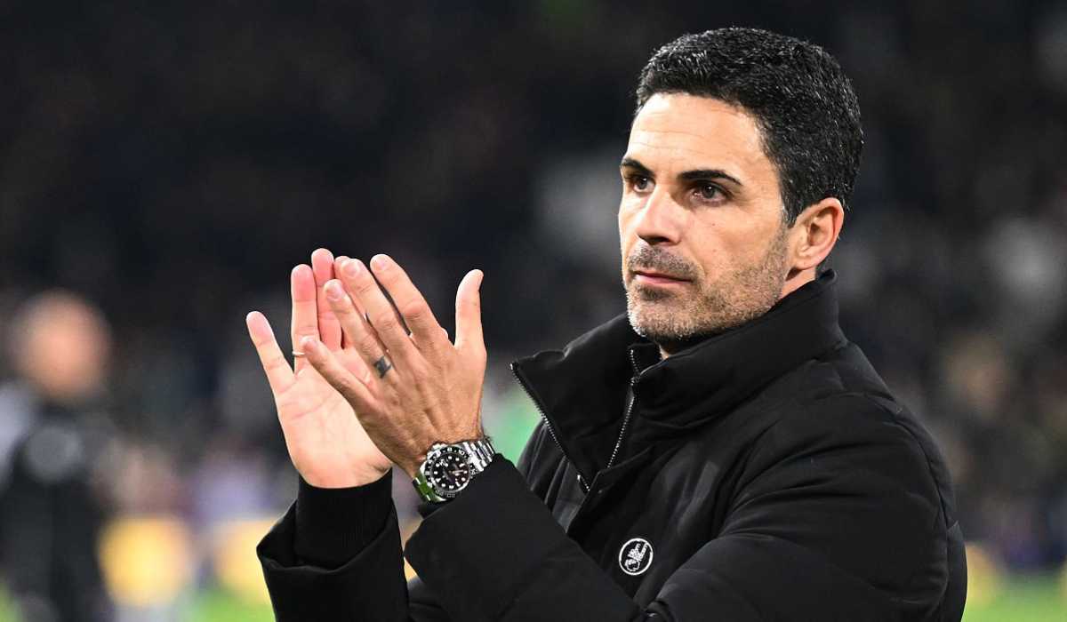 Mikel Arteta tepuk tangan ke fans usai laga Fulham vs Arsenal Mikel Arteta tepuk tangan ke fans usai laga Fulham vs Arsenal