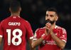 Mohamed Salah tepuk tangan ke fans usai kekalahan Liverpool dari Chelsea