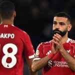 Mohamed Salah tepuk tangan ke fans usai kekalahan Liverpool dari Chelsea
